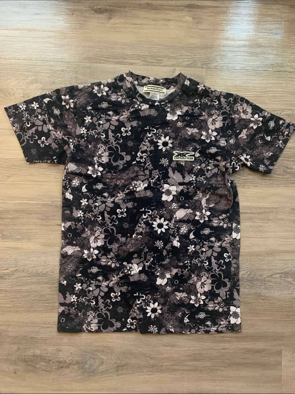 Onitsuka Tiger Black and Gray Floral Short Sleeve Tee Size S